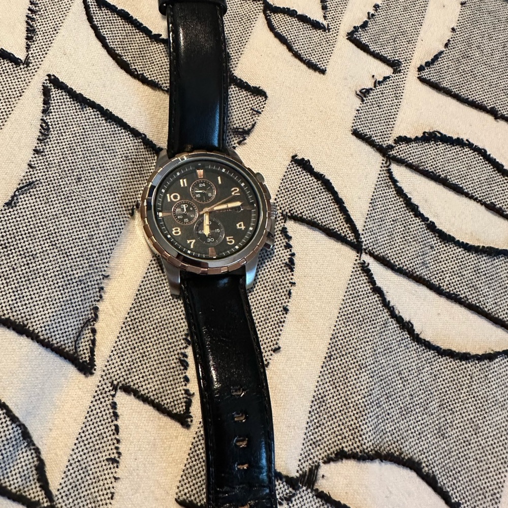 Fossil men watch with leather black band.